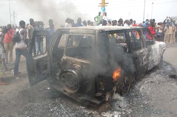 Exacerbés, les jeunes de la  Riviera II en colère contre l`Onuci : Un véhicule onusien incendié, hier